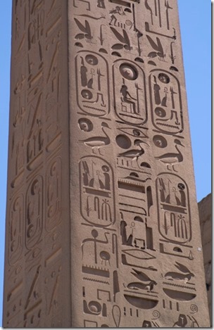 Luxor obeliskens hieroglyfer