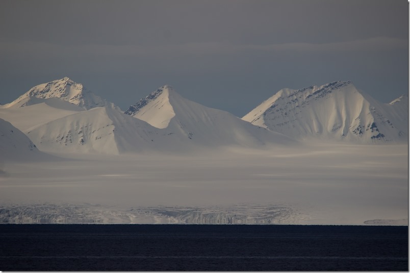 Fjell i sollys Svalbard (1 of 1)