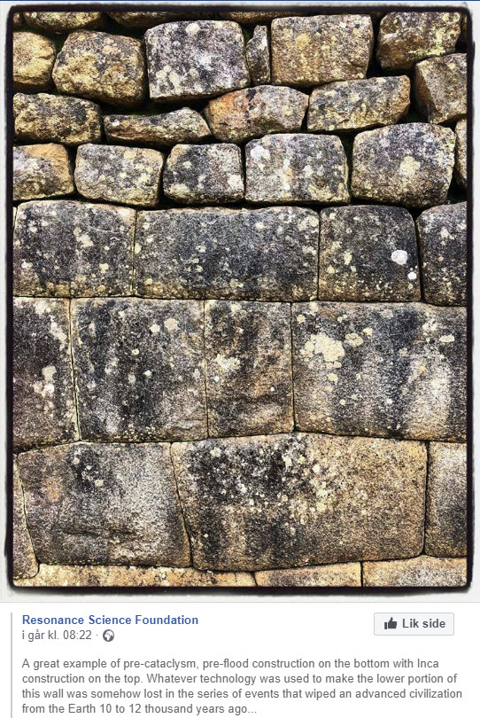 Megalittisk kunstverk med primitiv inka-steinsetting på toppen